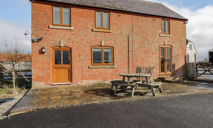 Melksham Cottage | STABLES COTTAGE, pet friendly, character holiday cottage in Bowerhill