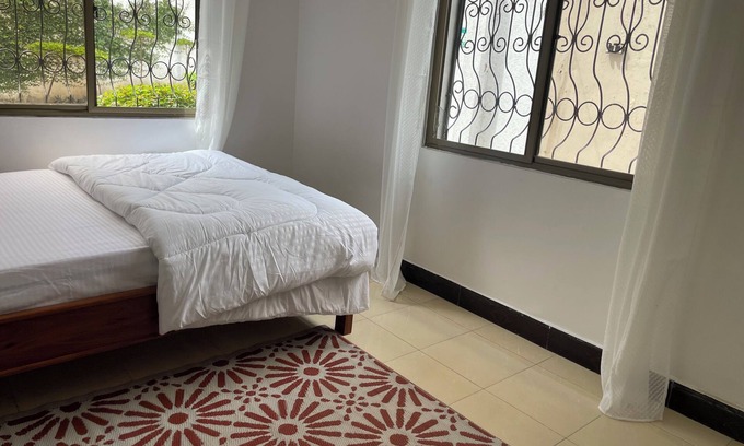 Oyster Bay House | Stand alone mansion near the beach in the peninsula