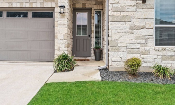 Round Rock House | Stay at Steph’s Farmhouse! Right next to Kalahari Resorts and Dell Diamond!