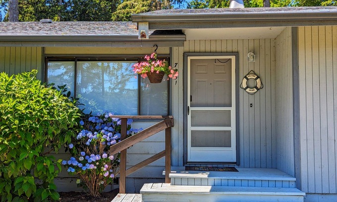 Allyn-Grapeview House | Stay By The Bay