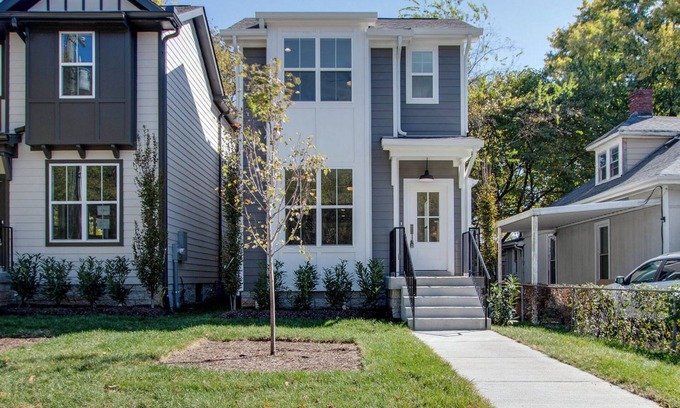 South Nashville House | Stay Nashville! Minutes to downtown Nashville! Fenced parking&yard.Pet friendly.