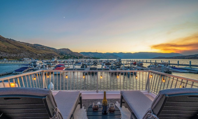 Chelan Boat Rental | Stay ON Lake Chelan with amazing views | Stationary 1 Bed houseboat