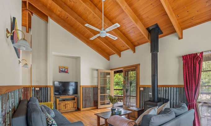 Badger Creek Cabin | StayAU 2BR Serene Lakeside Haven