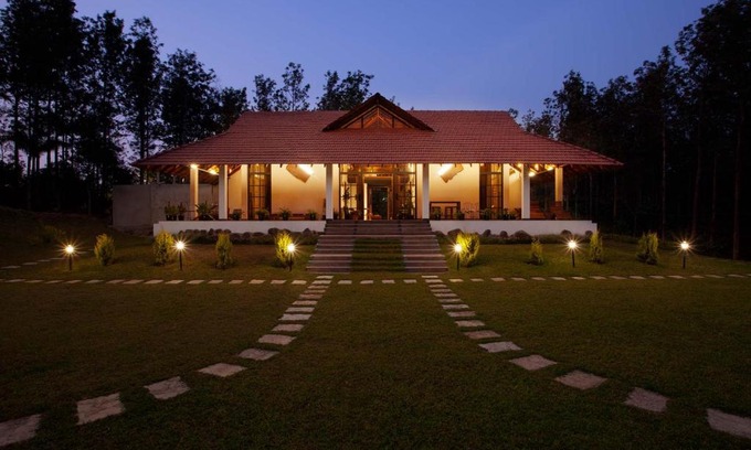 Vastare Villa | StayVista at Cedar - Strelitzia 2BHK with Breakfast and Jacuzzi