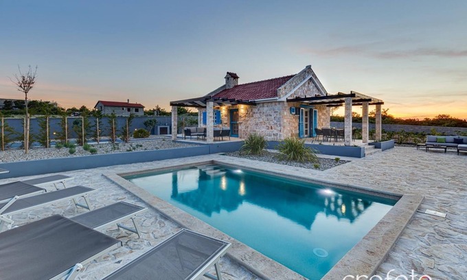 Razanac Villa | Steinhaus Milan