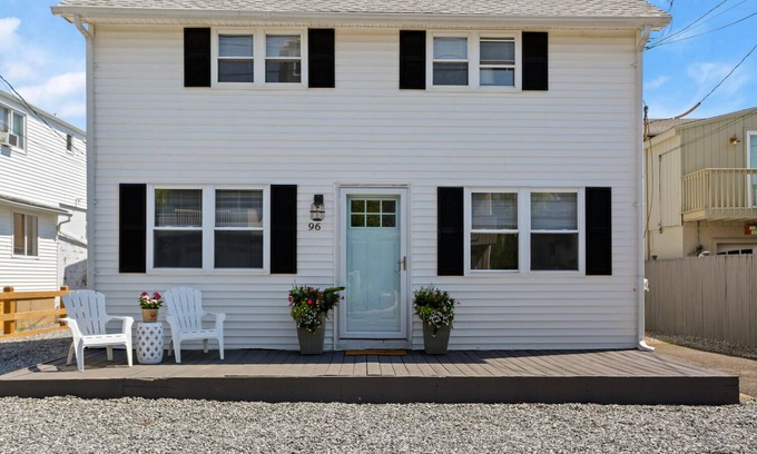 Fairfield House | Steps away from the beach -updated 4bd/2 bath beach house with guest house