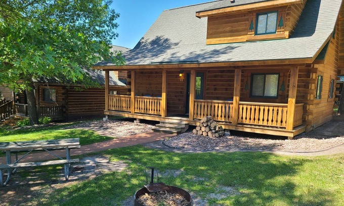 Warrens Villa | Steps from 3 Bears Lodge