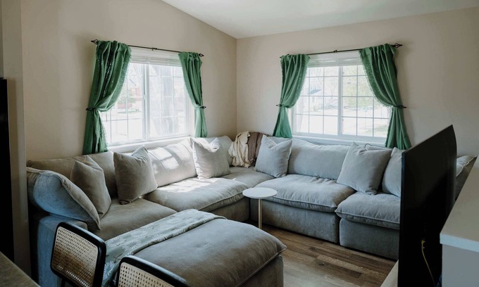 St. Cloud House | steps to downtown, 4 bedrooms, close to SCSU