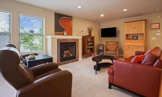 Old Bend Apartment | Steps to Mcmenamins, A/C, Modern and Bright, Cozy Fireplace, Balcony