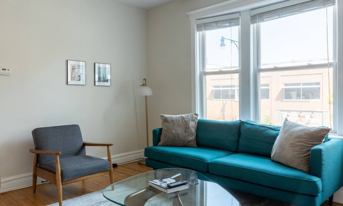 Roscoe Village Apartment | Steps to Shop, Eat, Train | Easy Access | Zencity