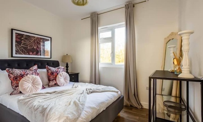 Blandford Saint Mary Cottage | STILLNESS - SLEEPS 2 | HOT TUB | BBQ | PETS ALLOWED | WI-FI | SECLUDED PATIO