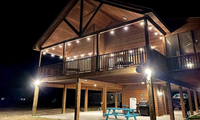 Yantis House | Stilt house on Lake Fork- Relax & Enjoy our amenities