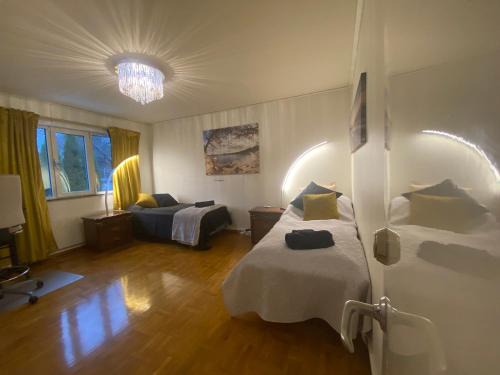 Ella park House | Stockholm Arlanda gratis parkering , Wifi, Fiber 1Gb, 2 enkelsängar, Långtidsboende rymligt o Garderober Room2