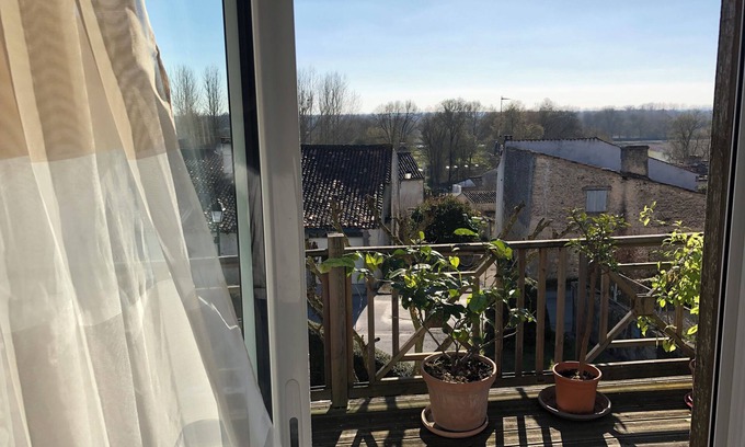 Dompierre-sur-Charente Apartment | Stone and wood, the calm of a small village.