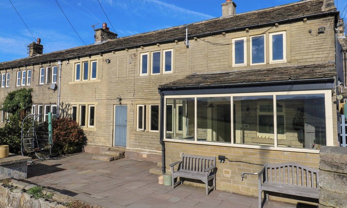 Holmfirth Cottage | STONE & FLEECE COTTAGE, pet friendly in Holmbridge