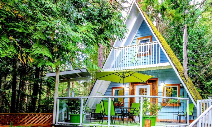 Regional District of Nanaimo Cottage | Stones Throw Cottage Retreat In Old Growth Forest