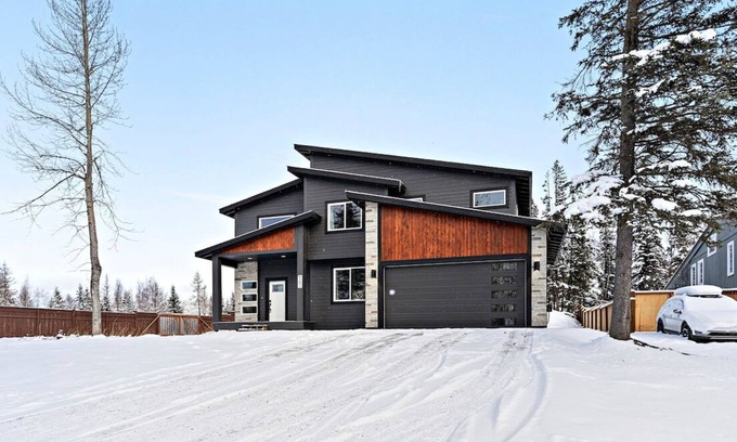 Mid-Hillside House | Strutz · Luxury Home minutes from Skiing with HOT TUB!