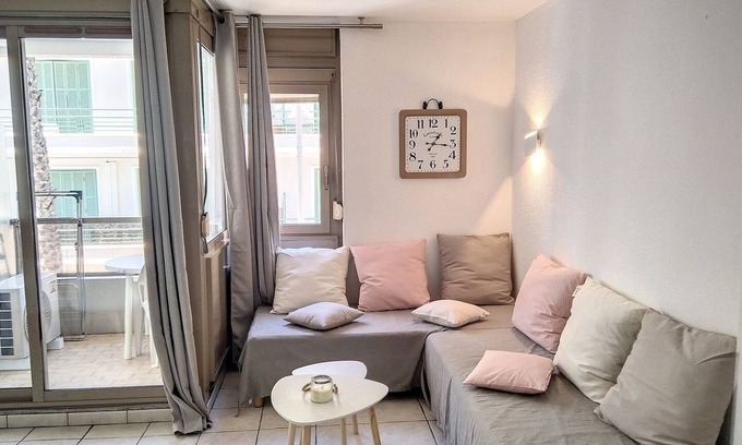 Juan-les-Pins Apartment | Studio 201 Bord de mer Résidence Graziella