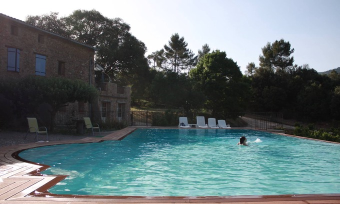 Signes Apartment | Studio 5 in a charming building, swimming pool in the middle of vineyards