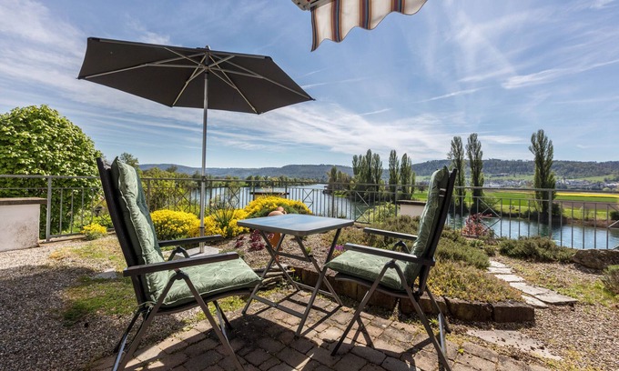 Kadelburg Apartment | Studio Apartment 'Rheinblick' with Private Terrace and Wi-Fi