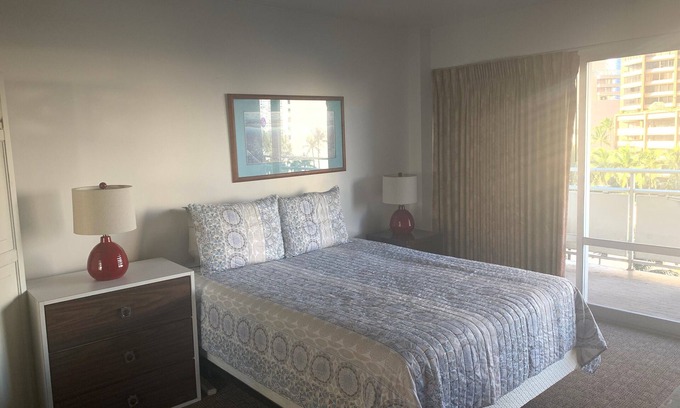 Honolulu Condo | Studio at the Famous Ilikai- just steps to the beach