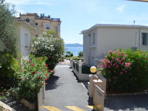 Saint-Raphael Apartment | Studio clim. proche plage, commerces & gare avec WiFi, parking en option - FR-1-466A-15