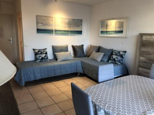 Saint-Raphael Apartment | Studio climatisé proche plage, commerces et gare avec balcon, parking et wifi - FR-1-466A-5