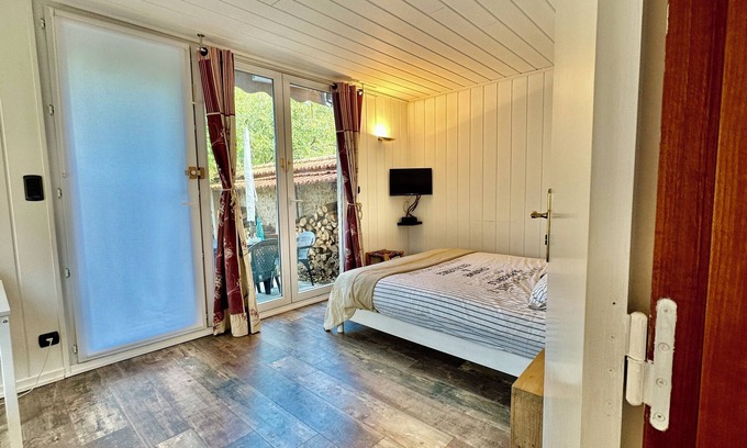 Chartres Apartment | Studio du Bourgneuf in Chartres, with terrace, garden and swimming pool