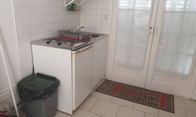 Issoudun House | Studio equipped with all comforts with location for vehicle near shops