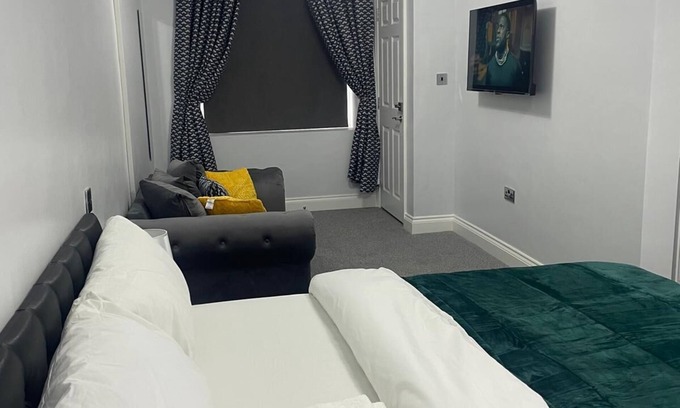 Heaton Apartment | Studio flat in Romford, London with private entrance, kitchen and private toilet