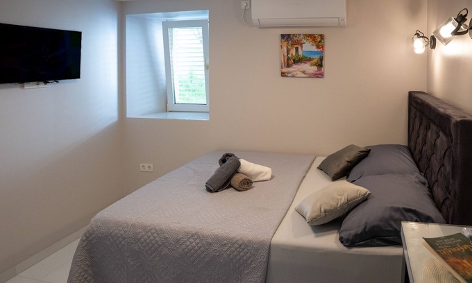 Poljana Apartment | Studio flat with air-conditioning Poljana, Ugljan (AS-8419-c)