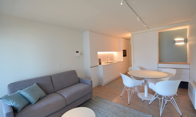 Oostduinkerke-Bad Apartment | Studio in Oostduinkerke by the Beach