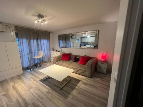 Republique - Tolstoi Apartment | Studio lumineux avec terrasse