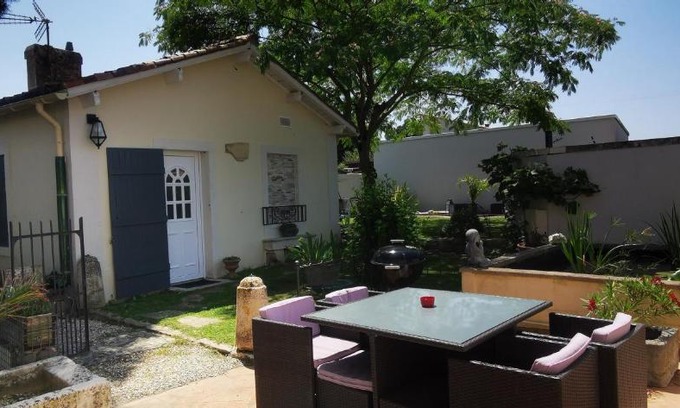 Beurlay House | Studio meublé et équipé avec jardin et terrasse privée