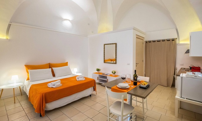 Leverano Apartment | Studio 'Residenza Isabella 3' close to City Centre with Garden & Air Conditioning