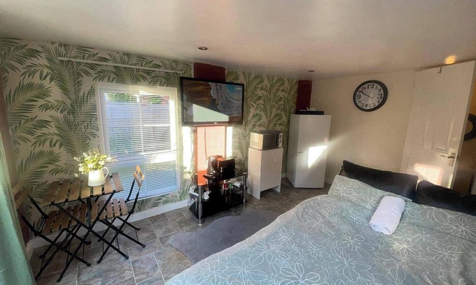 Patchway Apartment | Studio-Sleeps 2 free parking-garden-near shops