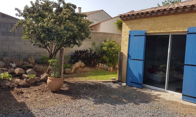 Nezignan-L'Eveque Apartment | Studio with garden and private parking