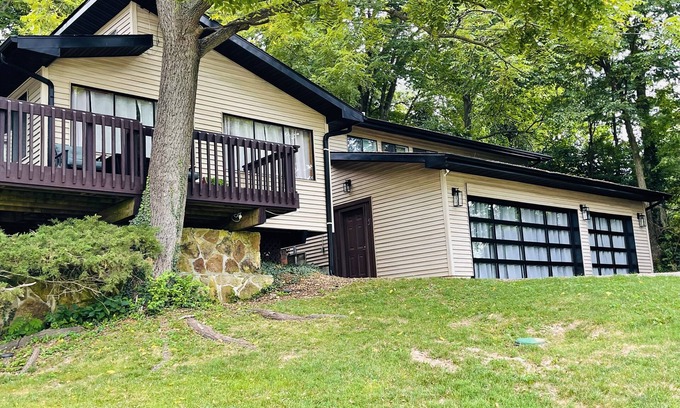 Turners Apartment | Studio with incredible view minutes from the mall!