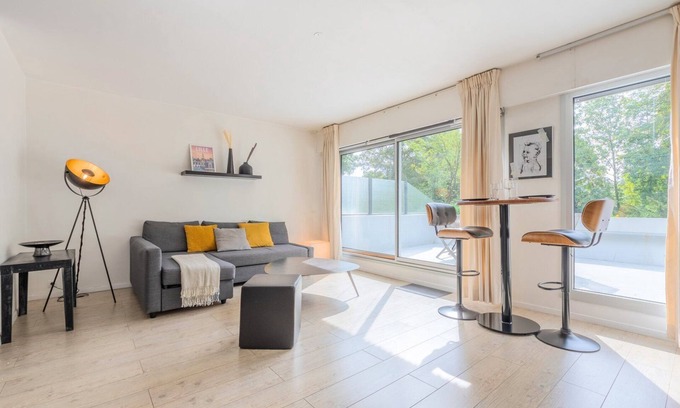 Saint-Maurice Pellevoisin Apartment | Studio with terrace near tramway + parking