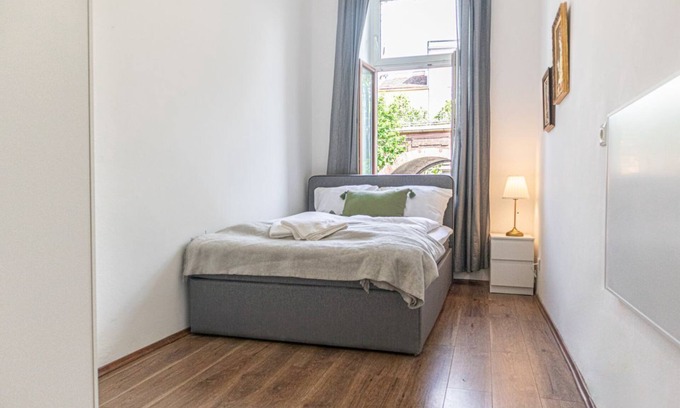 Wahring Apartment | Stunning 1BR Apt. near AKH Building for Everyone