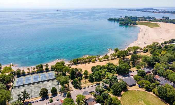 The Beaches House | Stunning 3brm Apartment with rooftop patio in the Beaches Area of Toronto