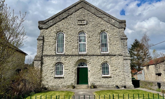 Mere House | Stunning 4 bed Grade II Listed former Methodist Chapel with hot tub, sleeps 8-10