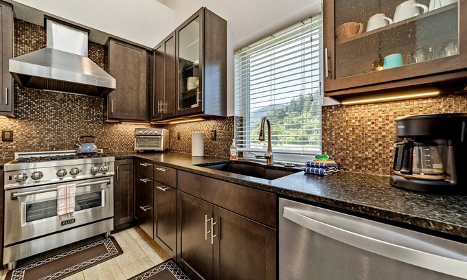 Gold Beach Apartment | Stunning apt near the ocean with gas fireplace, partial water views & grill