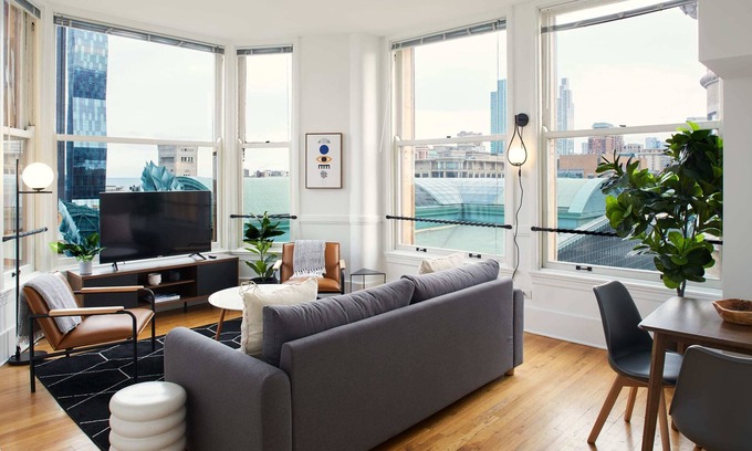 The Loop Apartment | Stunning Corner 2BR in the Loop | City & Lake Views