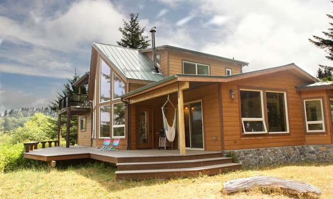 Brookings Cabin | Stunning Custom Cabin in the woods; Mountain and Ocean Views!