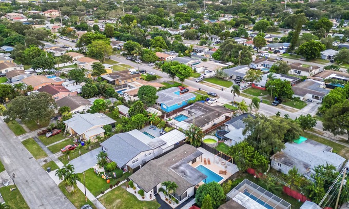 Driftwood House | Stunning Heated Pool Home Retreat Hollywood