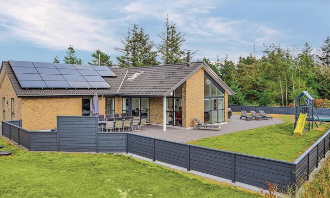 Blavand Strand House | Stunning home in Blåvand with WiFi