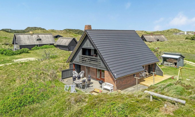 Grærup Strand House | Stunning home in Oksbøl with kitchen