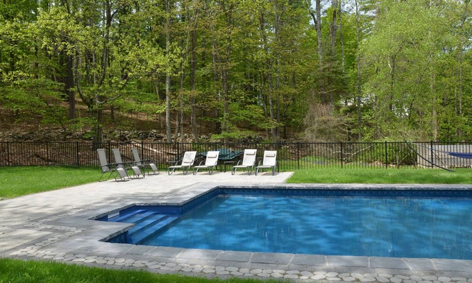 Woodstock House | Stunning home with pool, spa, mountain views, sleeps up to 10, walk to Woodstock