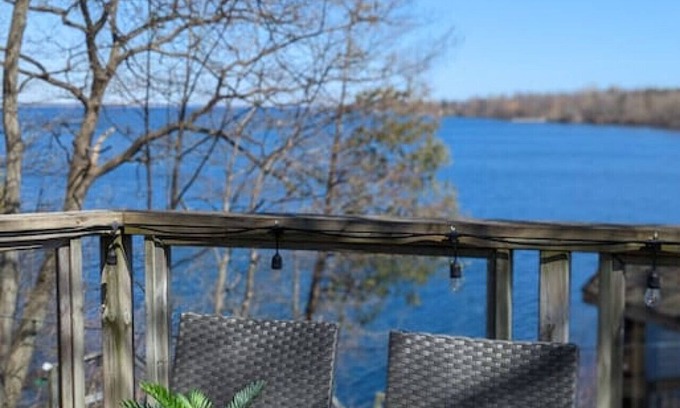 Cressy House | Stunning lakefront 4 season cottage in PEC